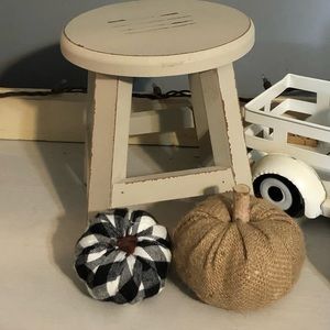 VINTAGE STYLE WHITE DISTRESSED PAINT STOOL PLANT STAND FARMHOUSE DECOR KITCHEN